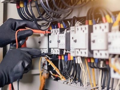 Wie die Prüfung ortsfester elektrischer Anlagen Produktionsausfälle verhindert