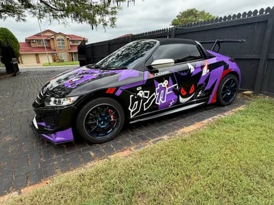 Seien Sie einzigartig mit einer vollflächigen anime car Beklebung