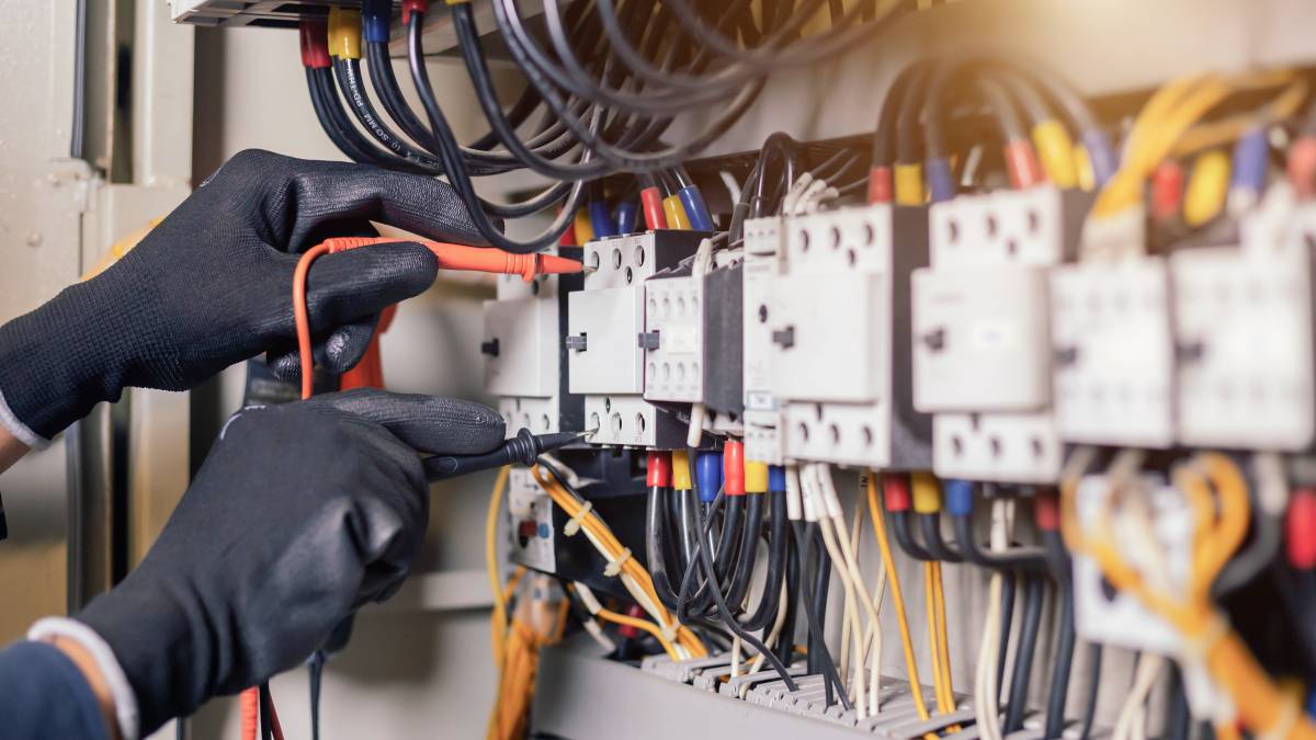 Wie die Prüfung ortsfester elektrischer Anlagen Produktionsausfälle verhindert