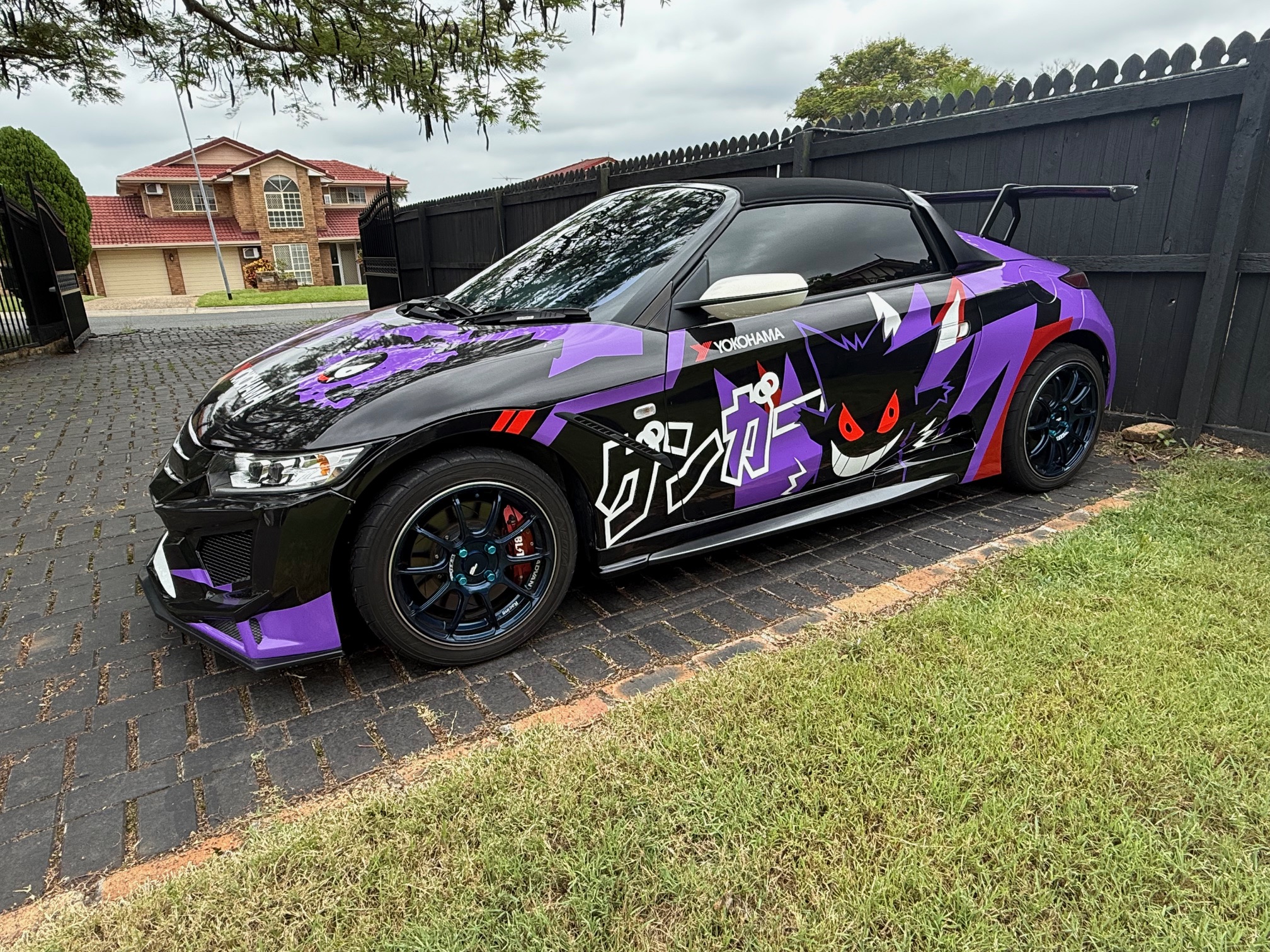 Seien Sie einzigartig mit einer vollflächigen anime car Beklebung