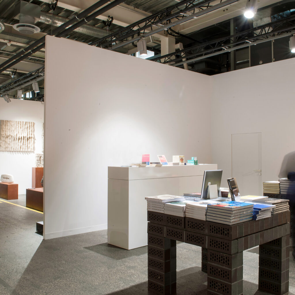 Elegante Theken für Messen und Events mieten: Modular und anpassbar