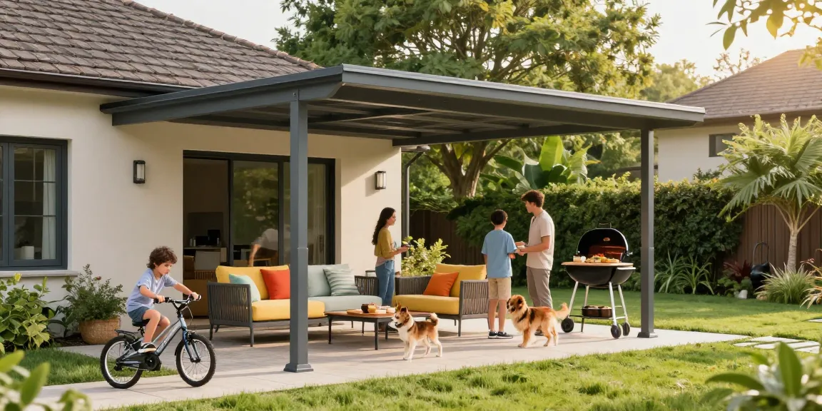 Familie genießt Zeit unter einem modernen Carport, Kinder spielen mit einem Fahrrad, einladende Atmosphäre im Garten.